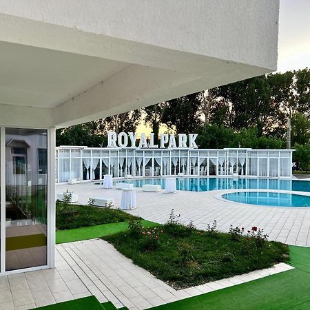 Hotel Royal Park Complex à Bascov Extérieur photo